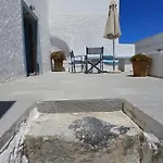 1705 Castle House * Pýrgos