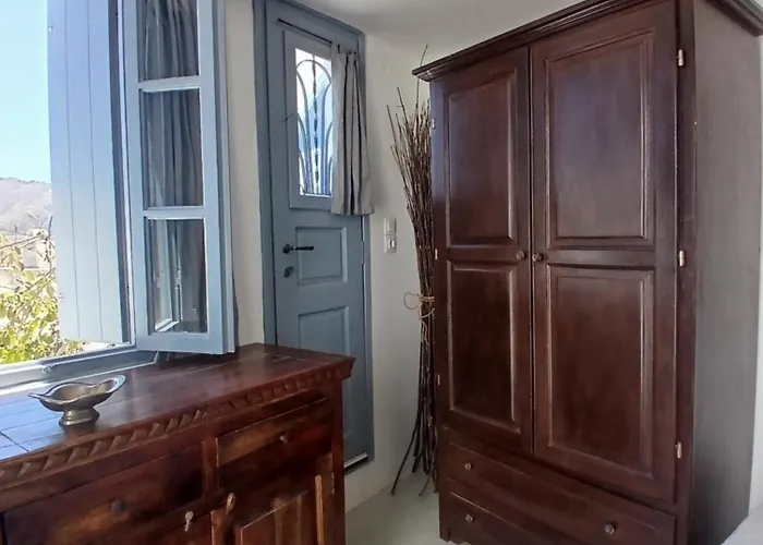 1705 Castle House * Pýrgos